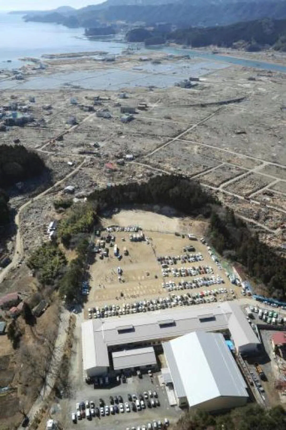  陆前高田市遭海啸吞噬后几乎被夷为平地，只有这所中学完好无损，当局把它作为灾民建立临时住宅。（联合早报） 