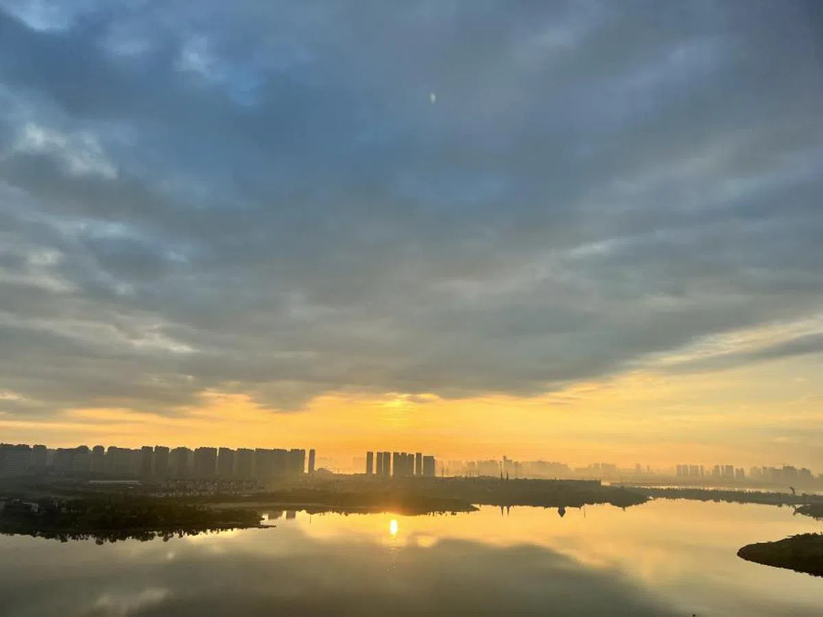 隔离第12天清晨，首次从房间看到南昌的日出。（顾功垒摄）