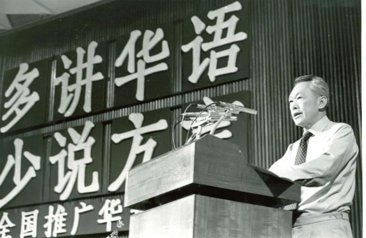  1979年9月7日，李光耀总理为第一届推广华语运动主持开幕仪式时致辞，吁请新加坡华族社群多讲华语，少讲方言。（海峡时报） 