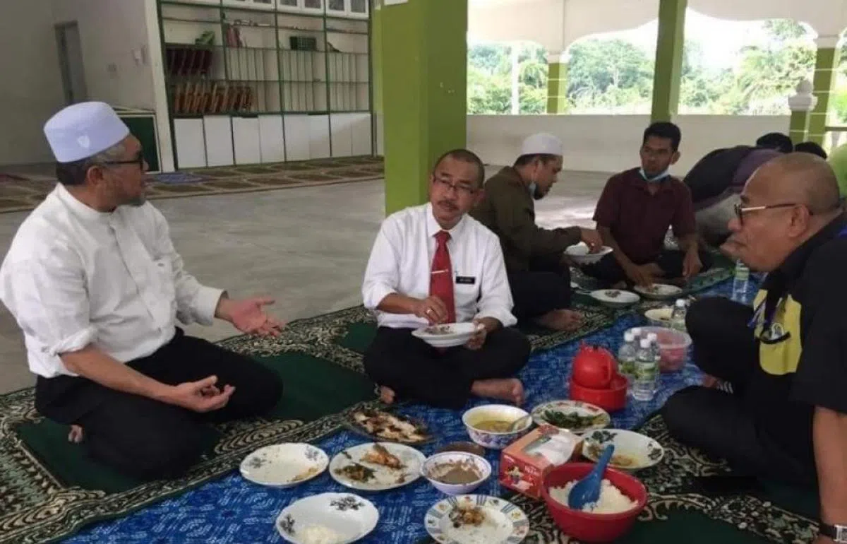  马国卫生部第一副部长诺阿兹米（左二）和霹雳州行政议员拉兹曼（左一）在行管令期间拜访宗教学校后，和多人席地而坐用餐，被指没有以身作则，招致网民口诛笔伐。（光华日报） 