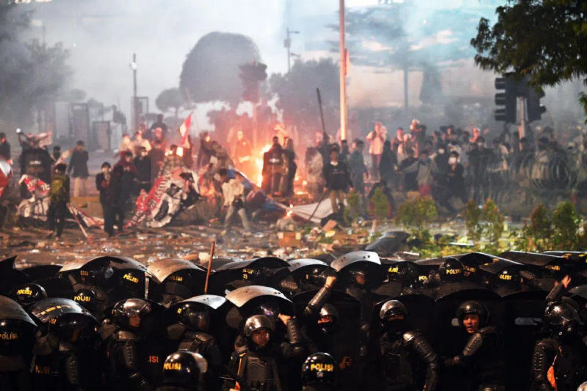  示威者在情势升温后开始纵火和攻击军警。（海峡时报） 