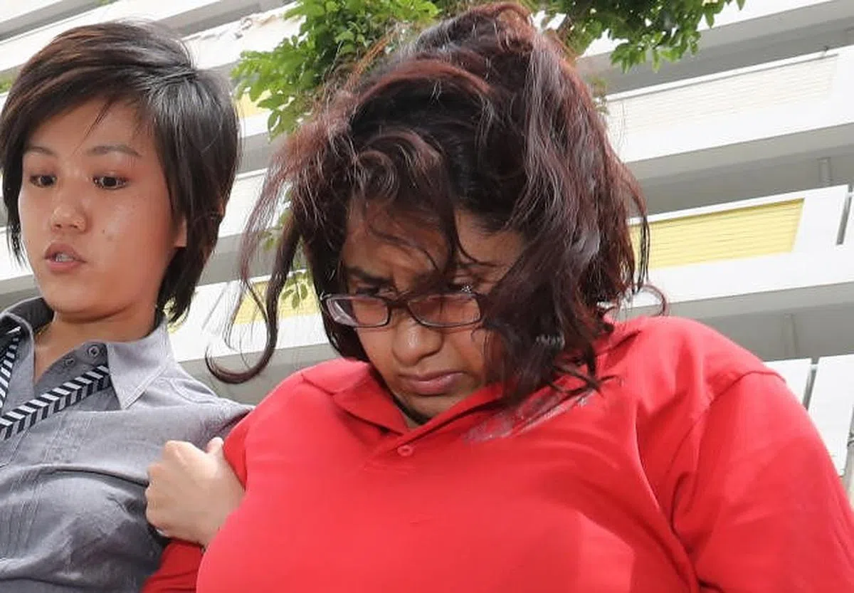  骇人听闻的虐死女佣命案被告盖娅蒂丽（右）面对115项控状，包括误杀、蓄意伤人、刑事恐吓和非法禁锢等。（海峡时报） 