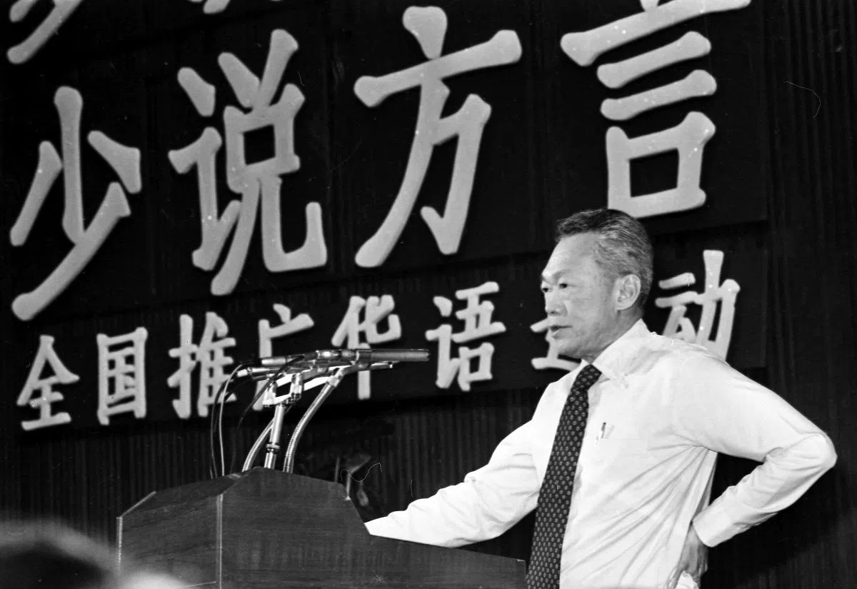 1979年9月7日，第一届推广华语运动在新加坡大会堂举行开幕礼，建国总理李光耀在主持开幕仪式时致辞，吁请华族社群多讲华语，少讲方言。（联合早报）