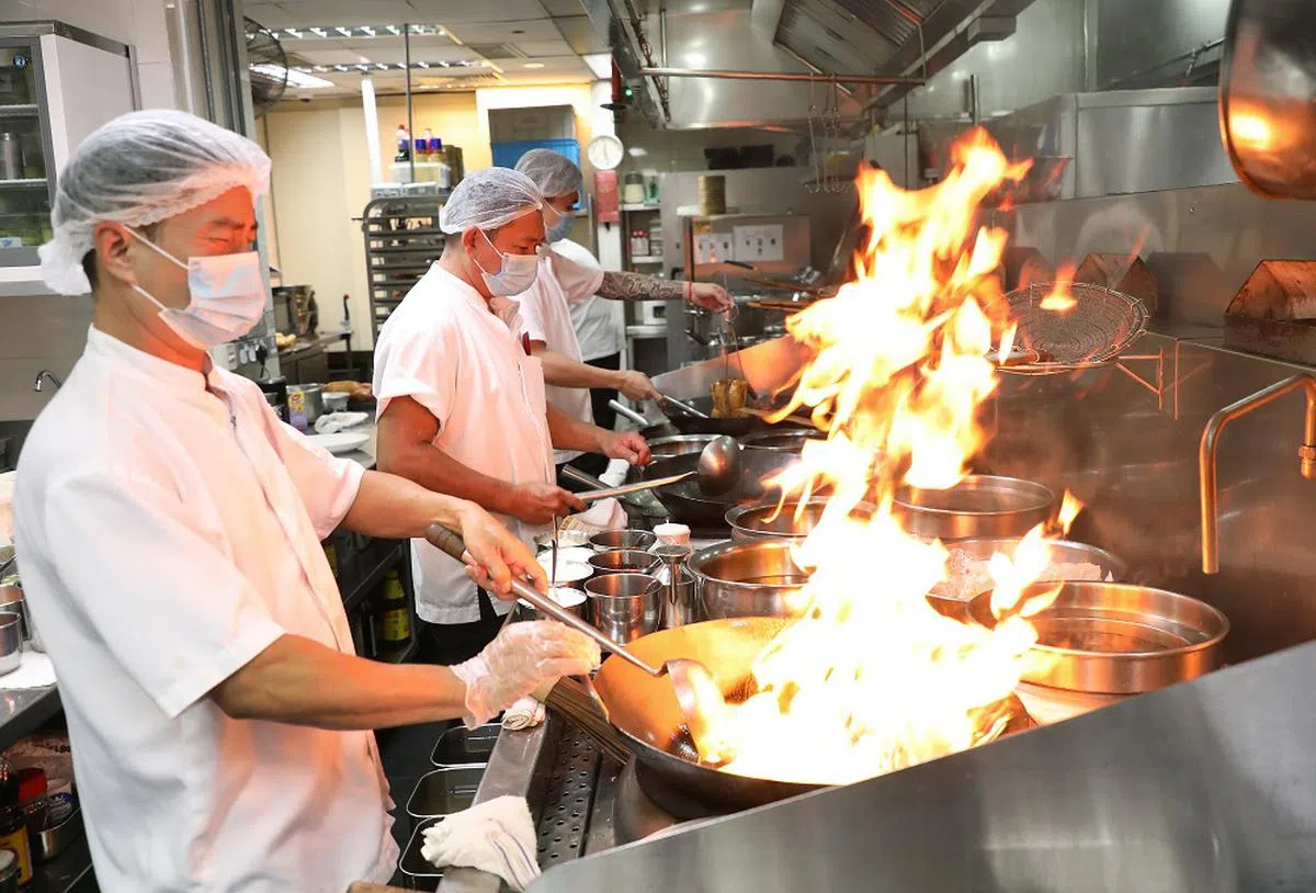 餐饮业的年假待遇明显较其他行业逊色。（联合早报）