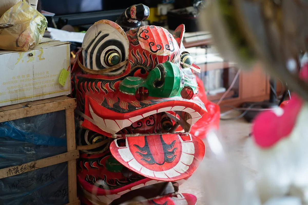 每个狮头如今售价约1500新币，和黄师傅27年前初入行的价格比较，也只涨了500新币。（蔡家增摄）