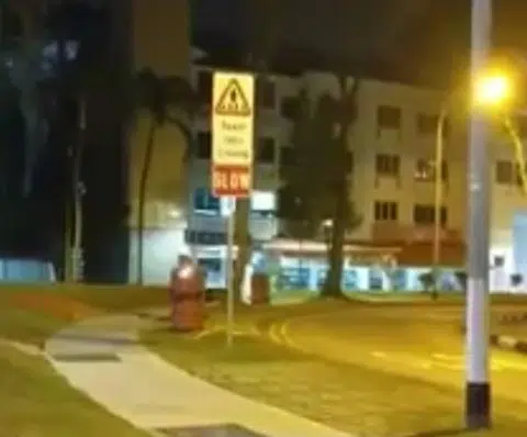 烧金纸uncle农历初九凌晨在组屋区楼下烧金纸，惹来马来邻居质问这么做对不对。（视频截图）