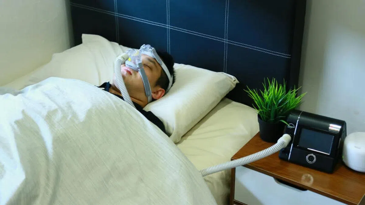 阻塞性睡眠呼吸暂停综合症的患者在睡眠时戴着这个持续气道正压仪器（CPAP），帮助维持顺畅呼吸。（EASMED提供给《联合早报》）