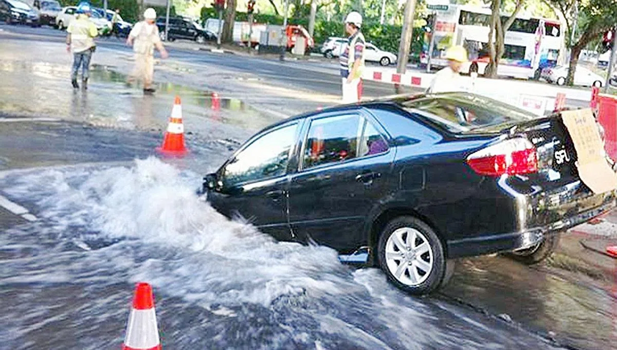 岌巴路曾因地下水管爆裂而出现大路坑。（海峡时报）