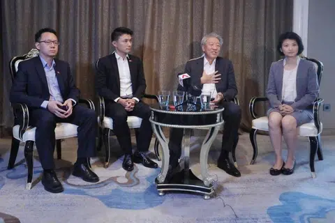 副总理兼国家安全统筹部长张志贤（右二）昨天在访华行程最后一站兰州，连同随行的外交部兼贸工部高级政务次长陈有明（左起） 、社区及青年部兼交通部高级政务次长马炎庆以及内政部兼国家发展部高级政务次长孙雪玲接受媒体采访。（通讯及新闻部提供）