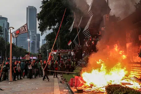 印尼警方装甲车碾压致死一名私召电单车司机，导致反政府示威进一步升级。