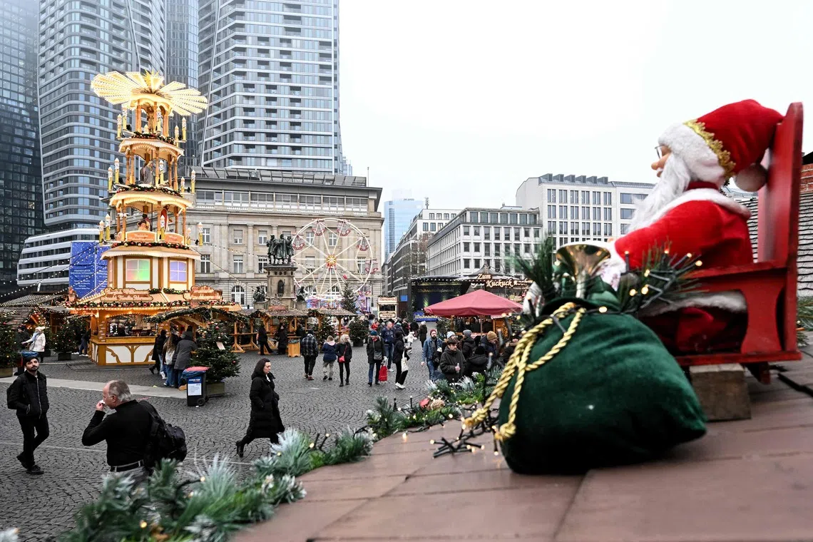 2025年12月17日，德国西部法兰克福市中心银行区外圣诞市场的人潮。