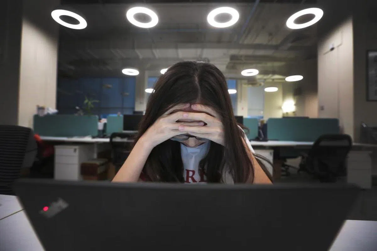 抑郁和焦虑症状可能导致人们的工作生产力下滑四成。（新明日报）