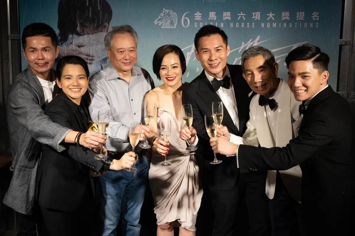  《热带雨》团队和台湾国际名导李安（左三）合照。（联合早报） 