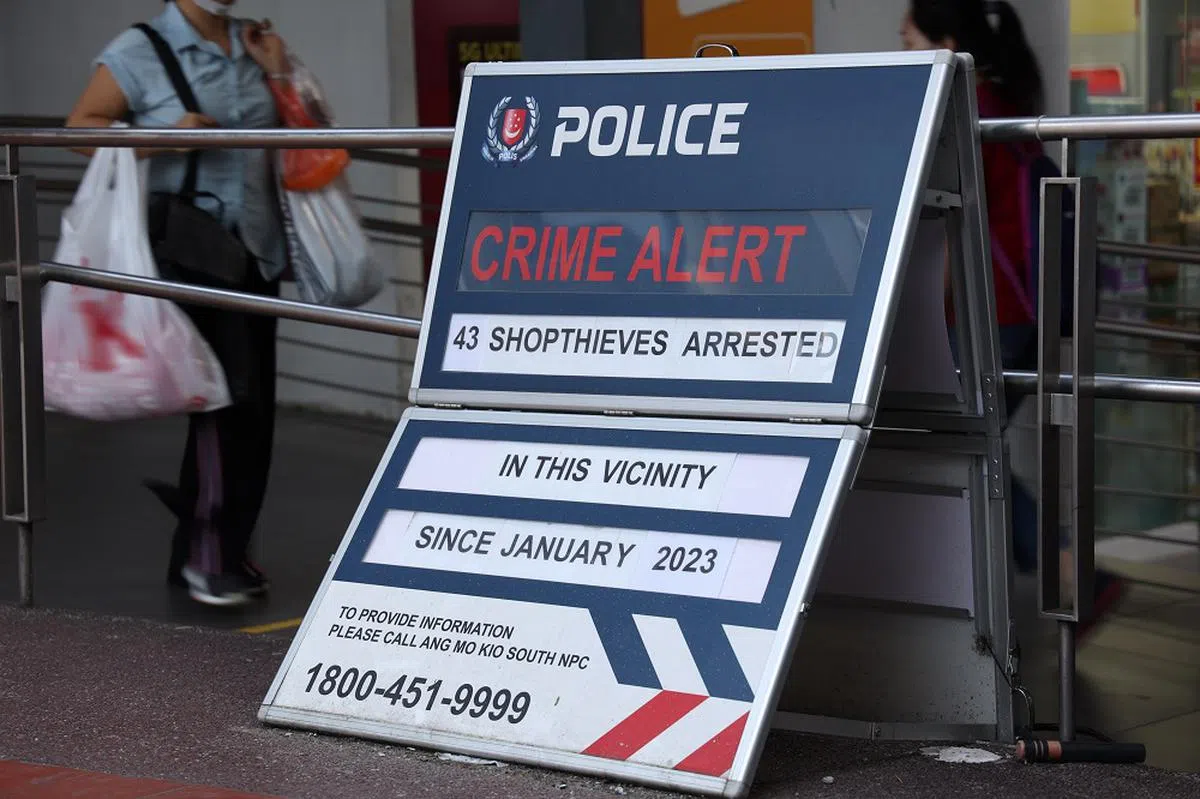 警方在2018年推出零售商店防盗窃意识计划，协助零售业者培训店员辨别与应对可疑的顾客。（海峡时报）