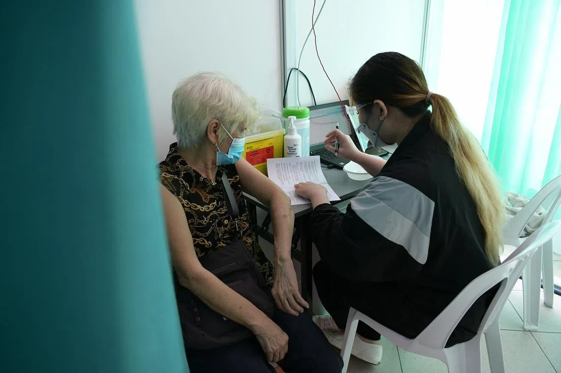 一位年长者正在接受疫苗注射。（海峡时报）