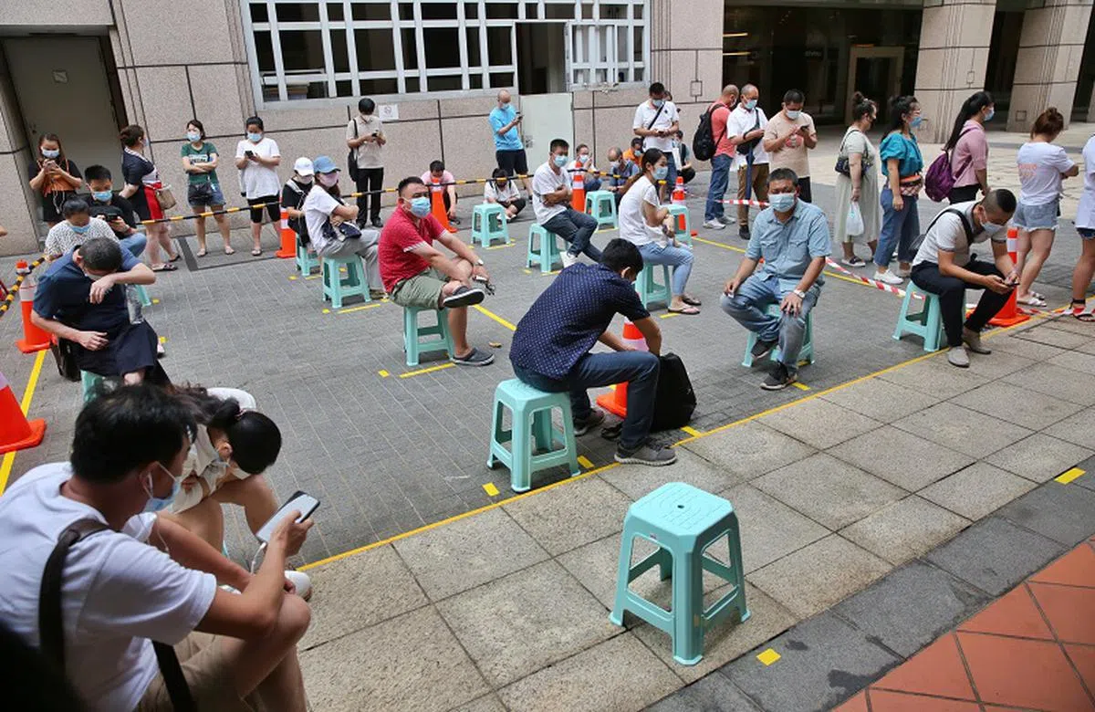  位于必麒麟街的T Medical Clinic今天上午（6月22日）出现百人排队要施打科兴疫苗。（新明日报） 