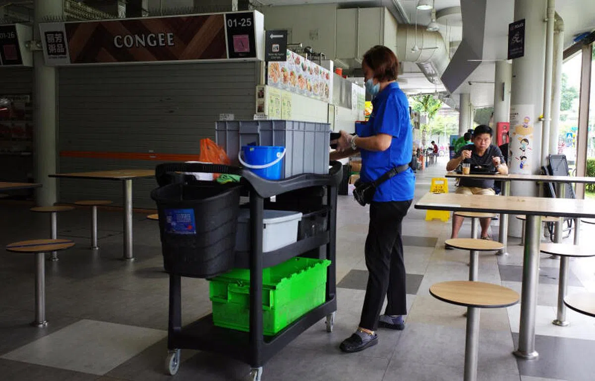  小贩中心清洁工属于低薪员工。（联合早报） 