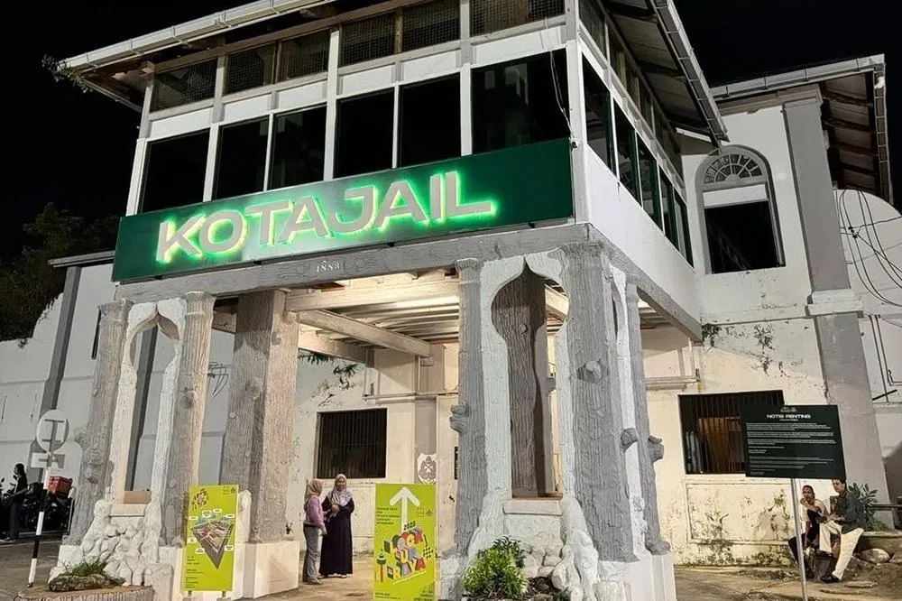 曾经是高墙森严的牢狱，如今摇身一变，由创意机构 JOHO 打造成融合了博物中心、文创商铺、咖啡馆、美食摊位、艺术展览的文化旅游胜地。