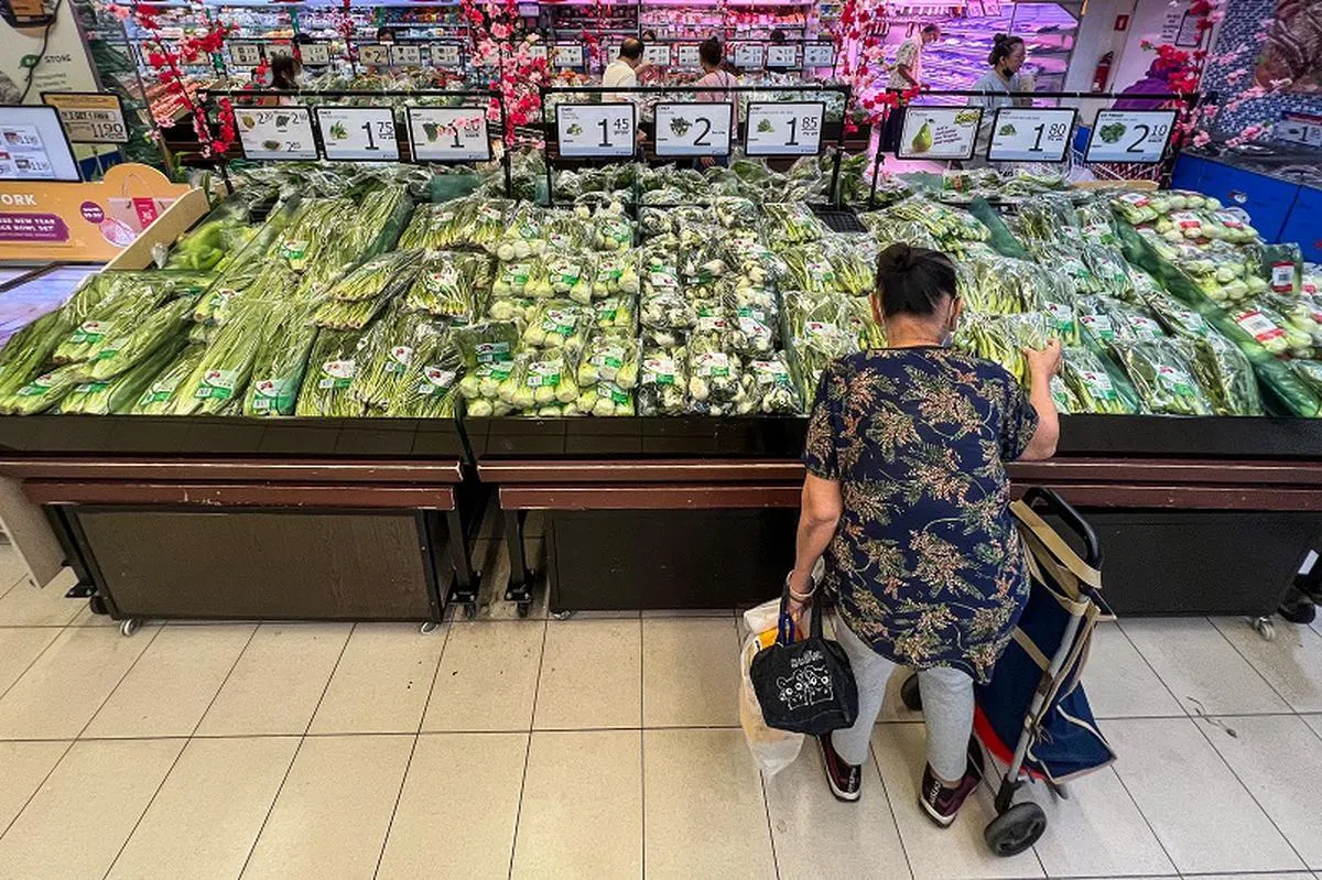 全球油价和粮食价格节节攀升，国人的消费习惯也有了转变。（联合早报）