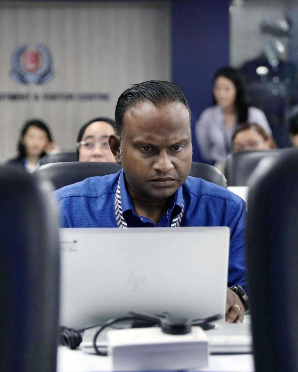 负责为广播车办理选举准证的筛查官员Saravanan Baba。（新加坡警察部队）