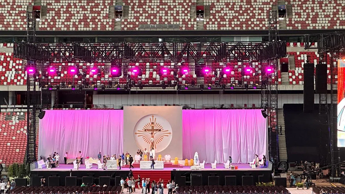 弥撒主祭台与十字架。（常婉宁摄）