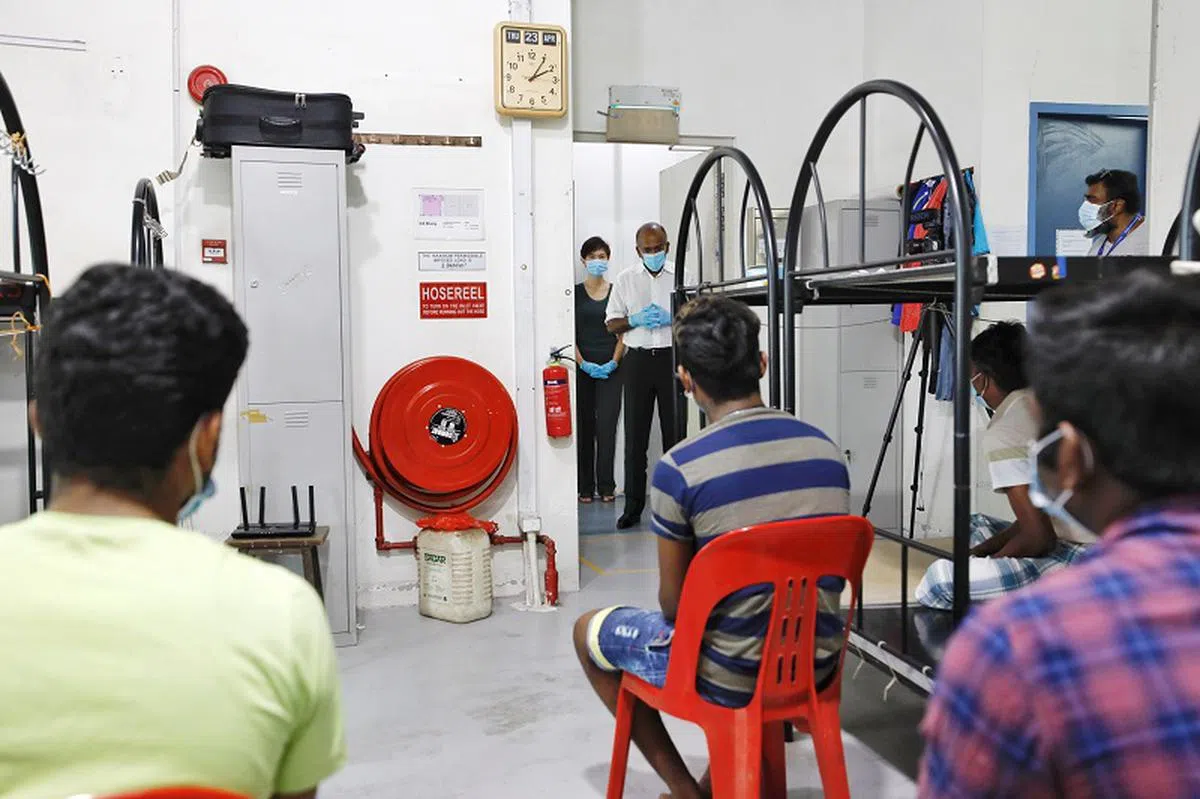  内政部长兼律政部长尚穆根和人力部长兼内政部第二部长杨莉明4月23日探访客工宿舍，慰问在一起非自然死亡案中过世的客工的室友。（人力部提供） 