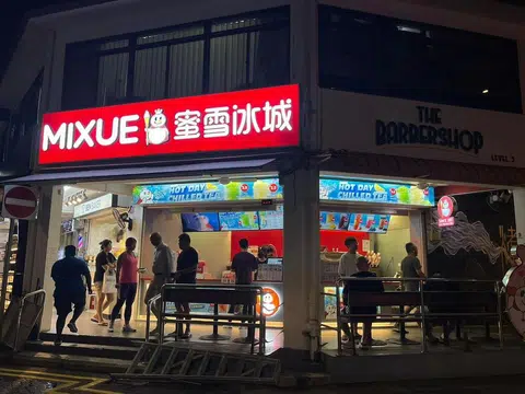 以售卖冰淇淋和茶饮为主的河南品牌“蜜雪冰城”，去年2月进军新加坡。（蜜雪冰城新加坡脸书）