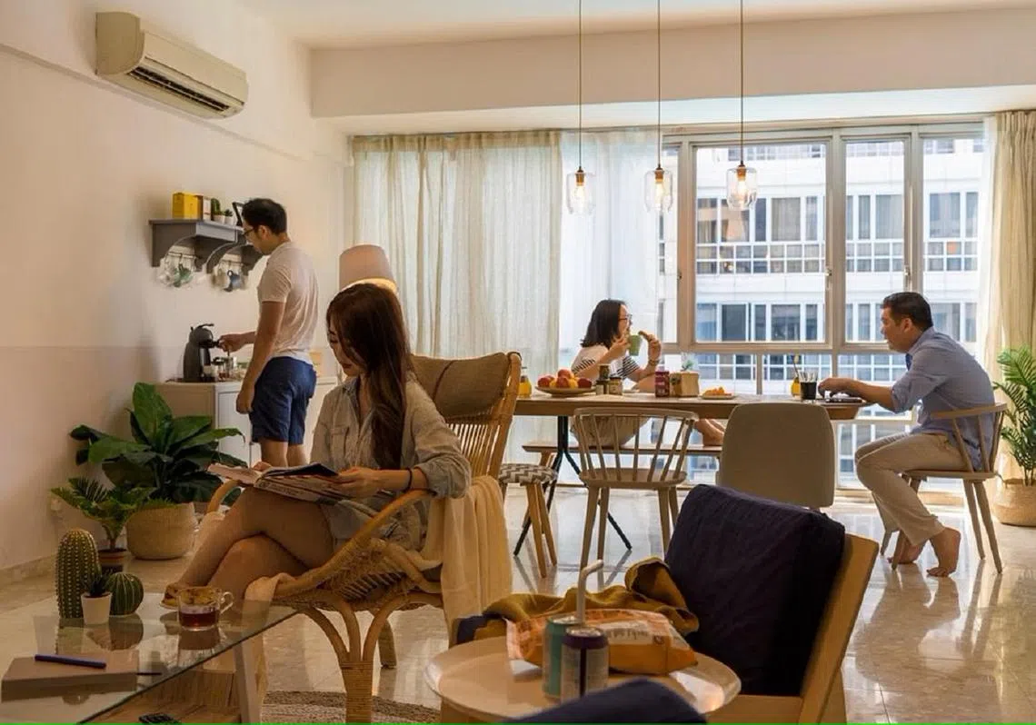 用餐时间与室友在客厅谈天说地，不想社交就各自回房。（Commontown）