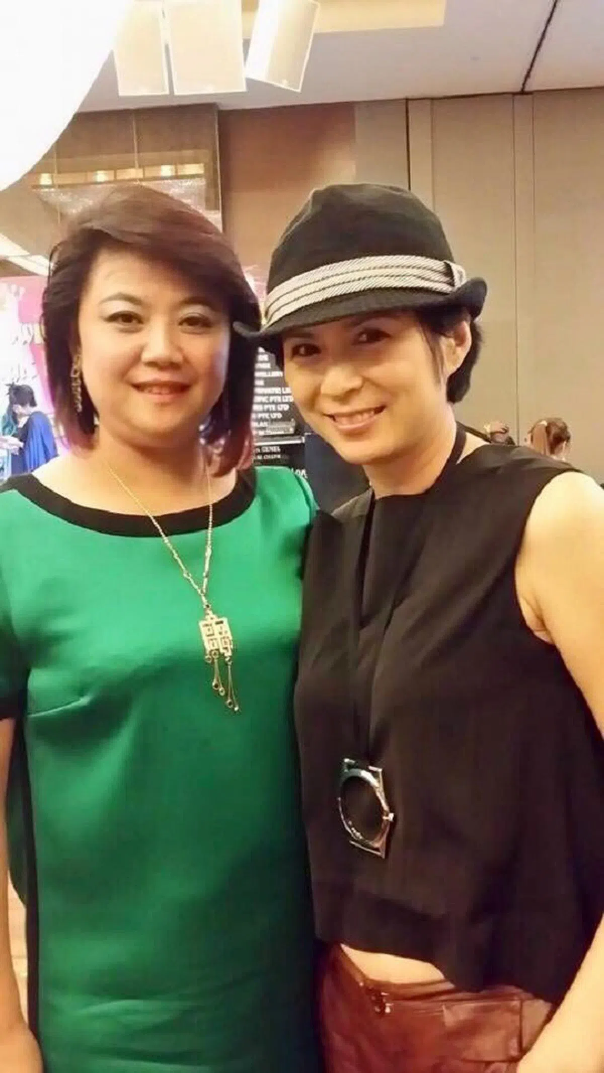   陈欣淇妈妈陈太太（左）和潘玲玲曾是好友。（互联网） 