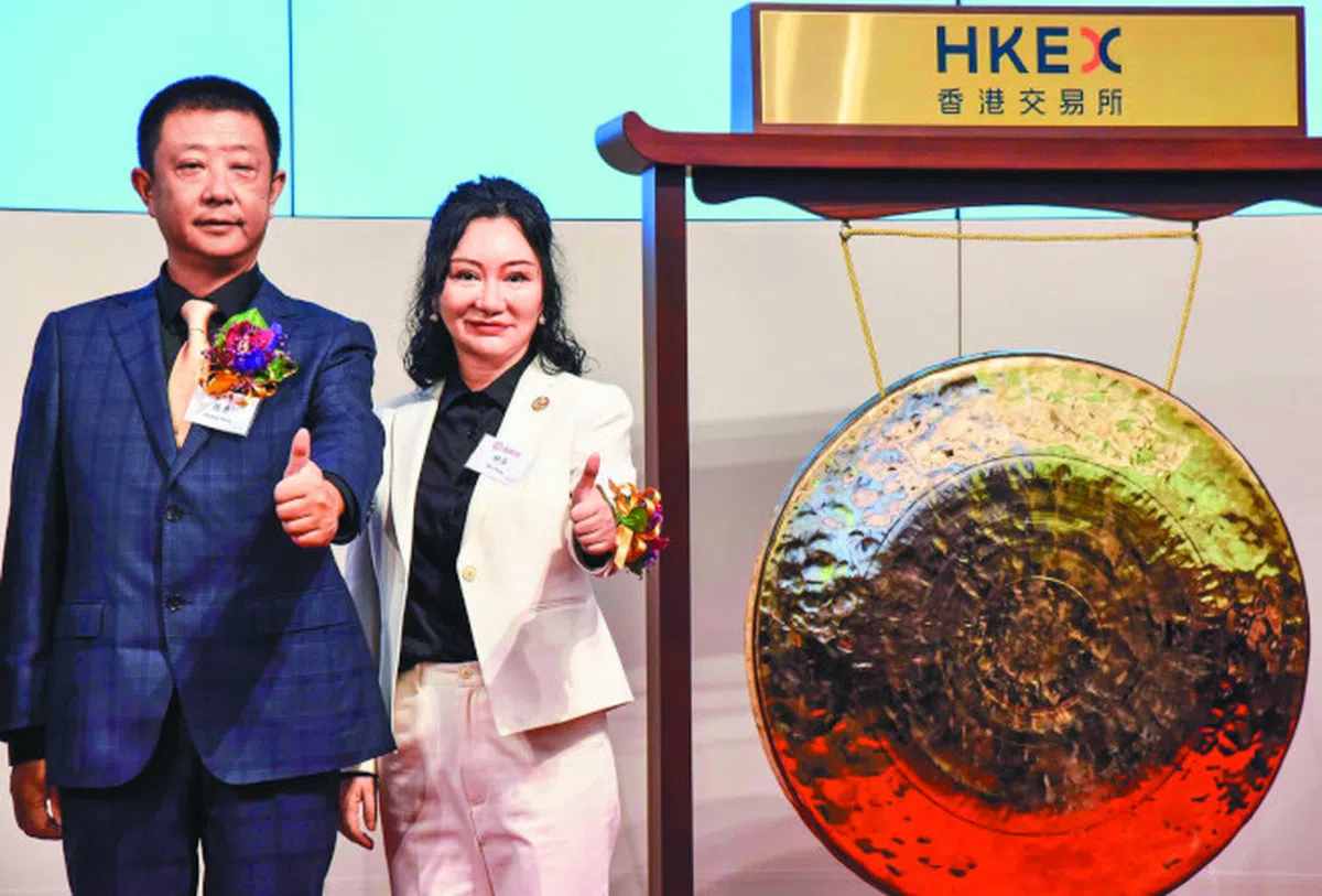  2018年9月26日，张勇（左起）和舒萍，在香港交易出席海底捞国际控股有限公司的上市仪式。（互联网） 
