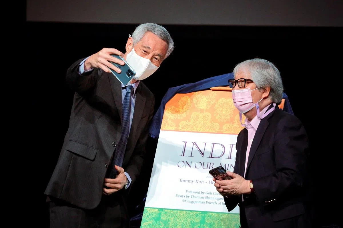  李显龙总理（左）为许通美教授主编的《印度印象》主持发布仪式后，两人自拍留念。（海峡时报） 