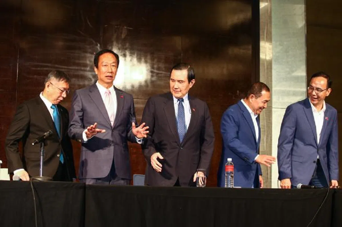 11月23日，五男（左起：柯文哲、郭台铭、马英九、侯友宜、朱立伦）在君悦饭店进行公开协商，最后不欢而散。（中时新闻网）