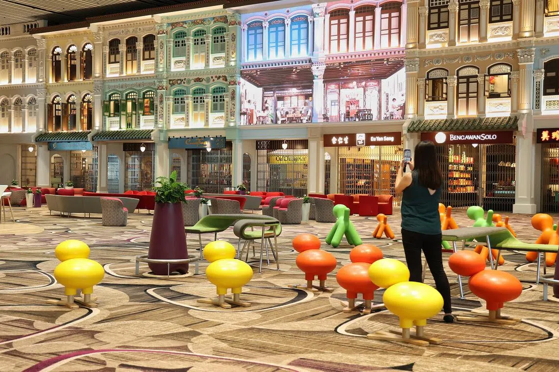 樟宜机场第四搭客大厦（T4）的传统文化区展示旧店屋外观。（联合早报）