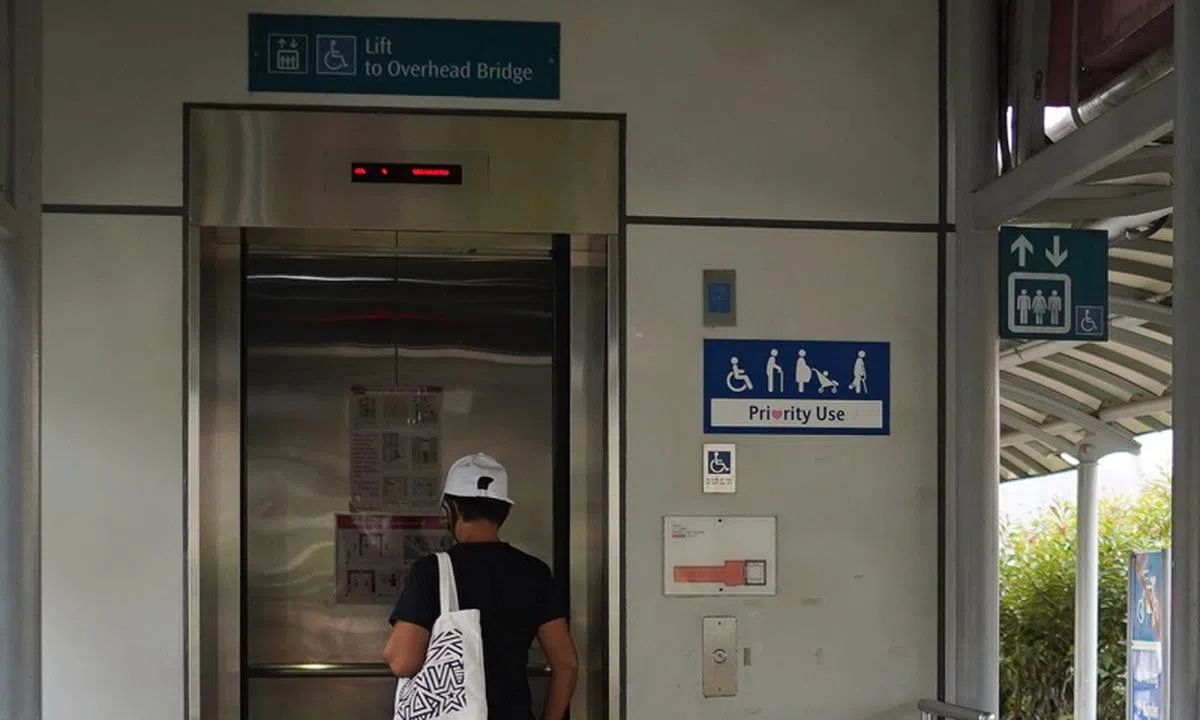 天桥安装的电梯外张贴告示，提醒公众优先让给年长者、孕妇，或以轮椅代步者。（海峡时报）