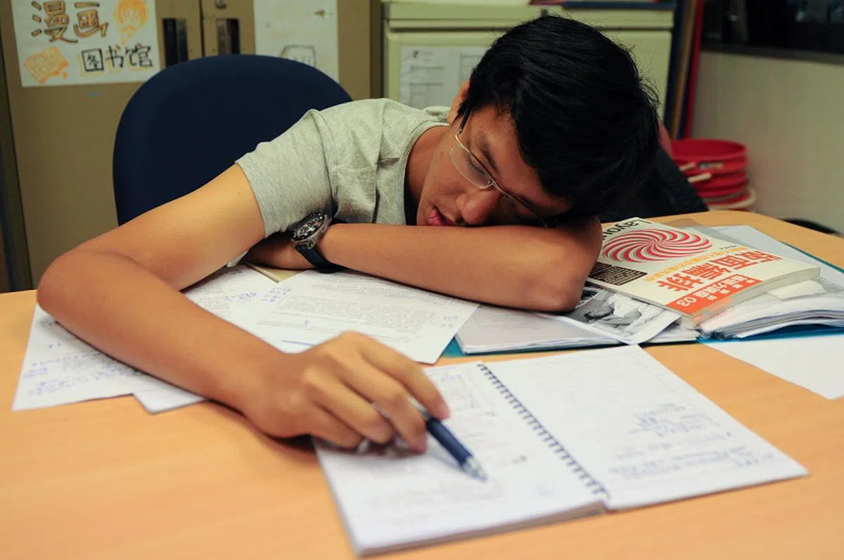 专家指出，一般上进入青少年阶段时，生理节奏（circadian rhythm）就会逐步拖延。（联合早报）