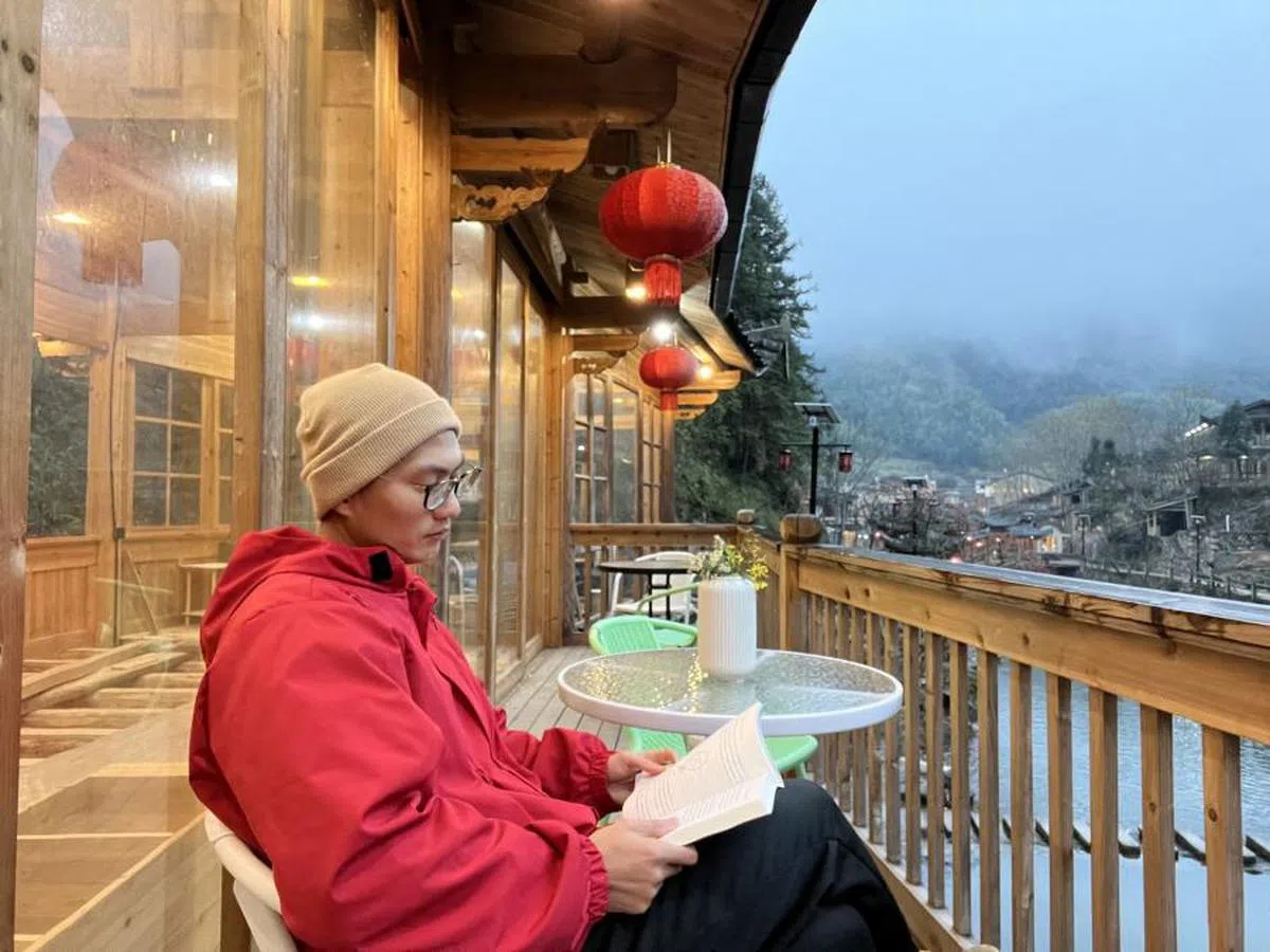 刘斌（图）选择在依山傍河的农村租下房子，经营书吧。（受访者提供）