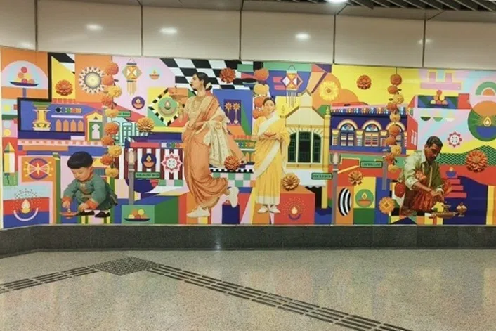 小印度地铁站的屠妖节笔画以鲜艳的黄色和橙色为主色调，十分抢眼。