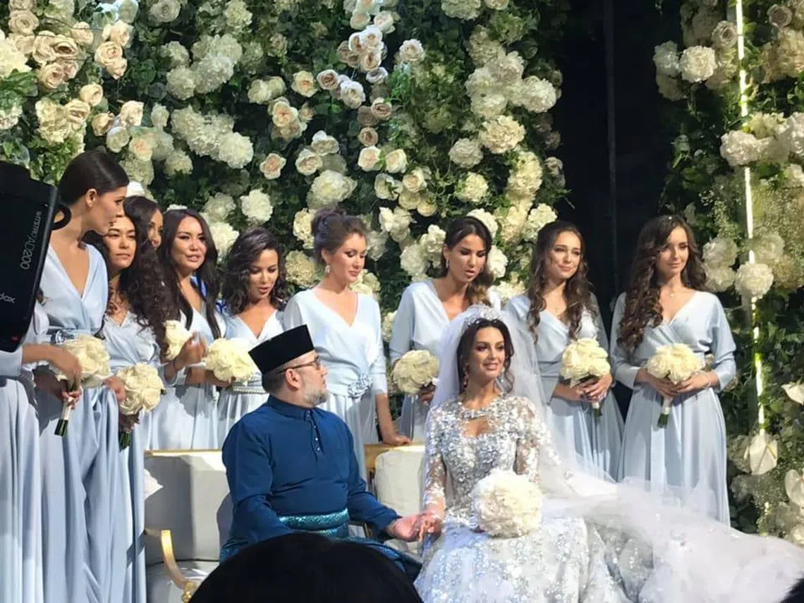 据英国媒体《每日邮报》报道，马来西亚国家元首苏丹莫哈末五世（Muhammad V of Kelantan，49岁）本月22日在俄罗斯首都莫斯科迎娶了小他24岁的2015年俄罗斯小姐Oksana Voevodina。两人在莫斯科近郊Barvikha一个奢华的音乐厅举行了盛大的婚礼。（互联网）