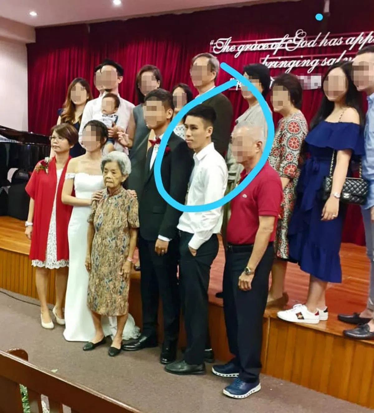  吴立恩一家参加婚礼时的合照，其中包括他母亲（前排左一），他外婆（前排左三）和吴立恩（前排右二）。（联合晚报） 