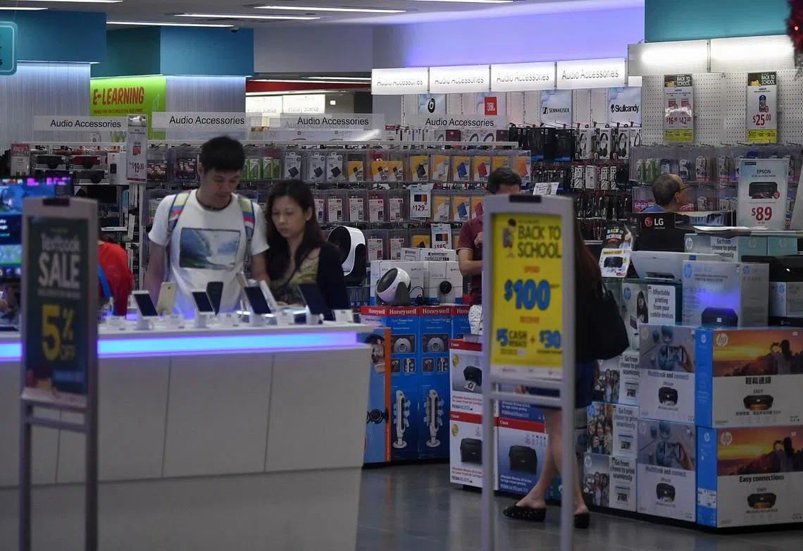 新加坡老字号品牌“大众书局”的部分店面主打销售IT产品。（海峡时报）