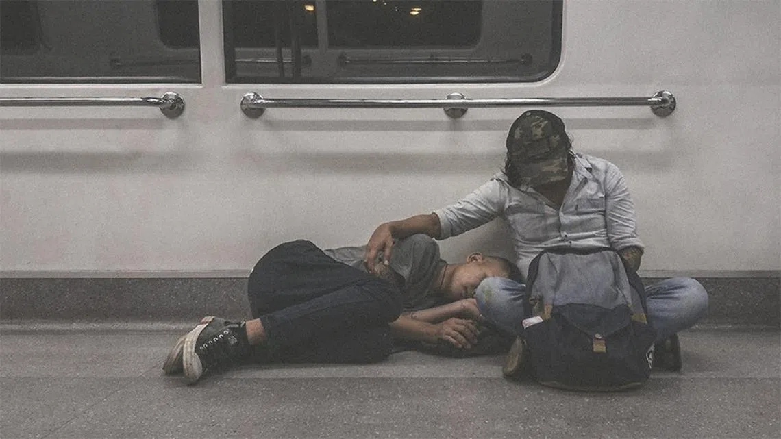 网友在深夜列车上拍下温馨一幕。（ciel-v）