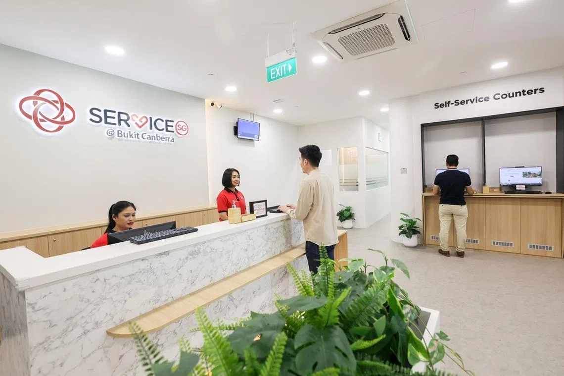 武吉坎贝拉ServiceSG服务中心（ServiceSG@Bukit Canberra）的前线人员。
