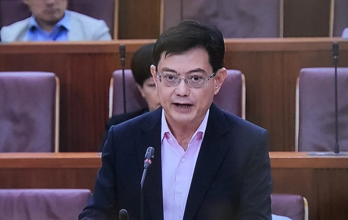 副总理兼财政部长王瑞杰今天（26日）下午3点半宣布了总值480亿新元的追加预算案。（国会视频截图）