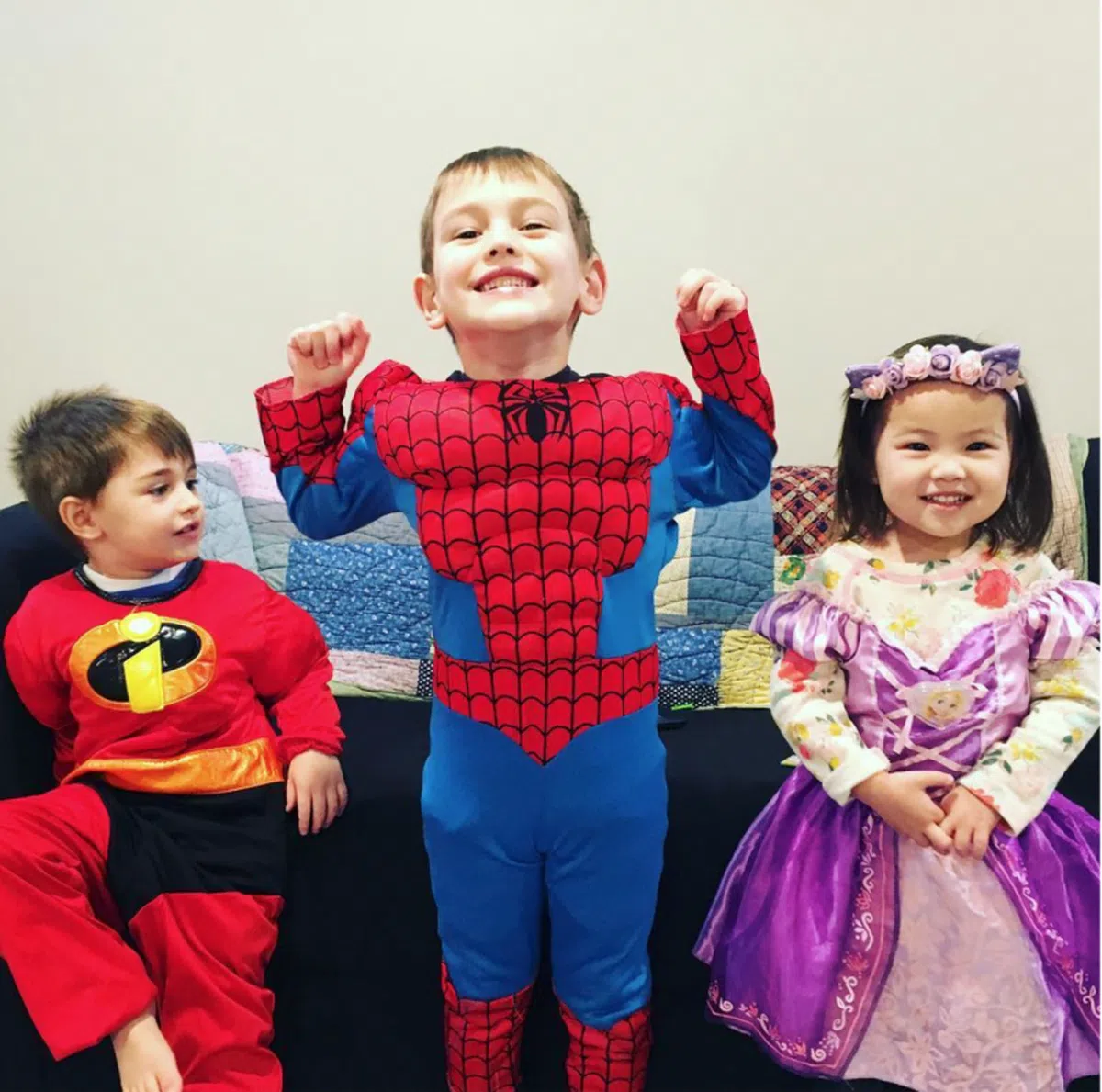  Selah也终于可以体验每个小女孩都有的梦想：当一名个小公主，身边还跟着两名可以保护她的英雄！（Becca的Instagram） 