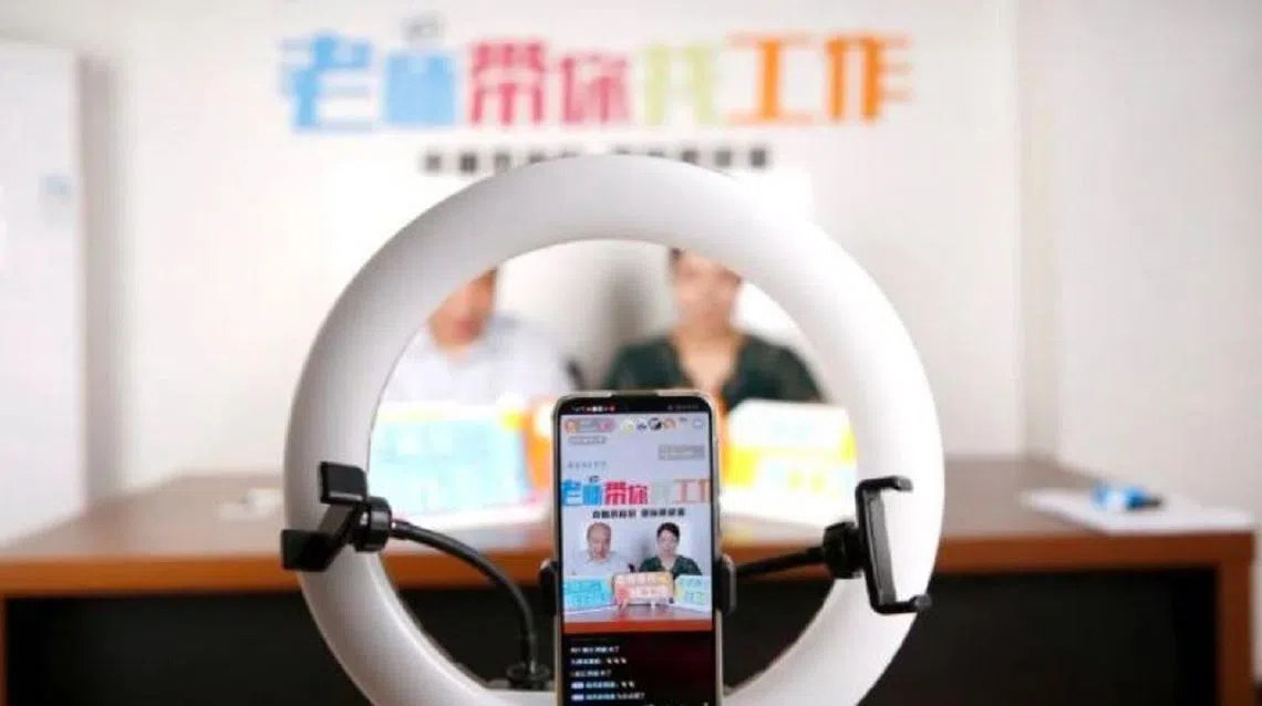 中国“直播带岗”趋势近几个月来相当红火。（知乎）