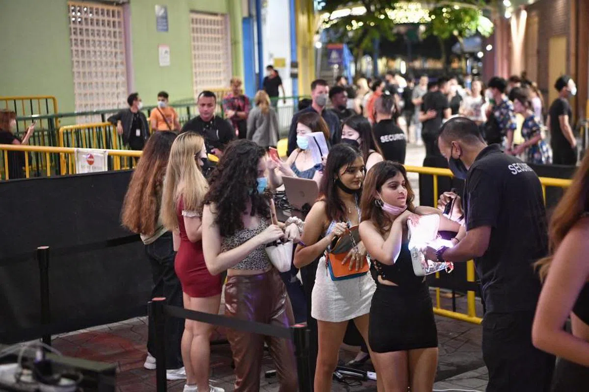 历经疫情封锁后，本地夜间场所去年重新开放。（海峡时报）