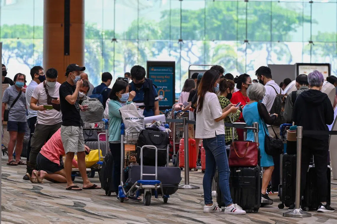 当局希望能在今年把樟宜机场的乘客量恢复到疫情前一半的水平。（法新社）