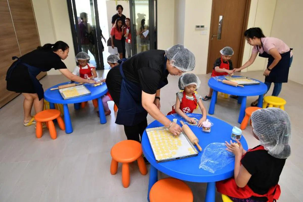  烘焙是不少家长亲子活动的首选。（海峡时报） 