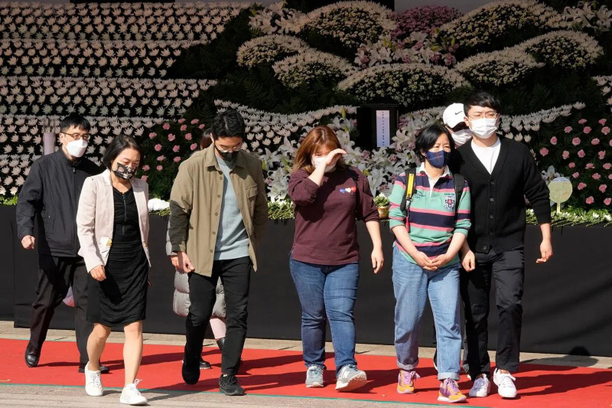 一些民众离开哀悼会时，难忍心中悲痛频频拭泪。（法新社）