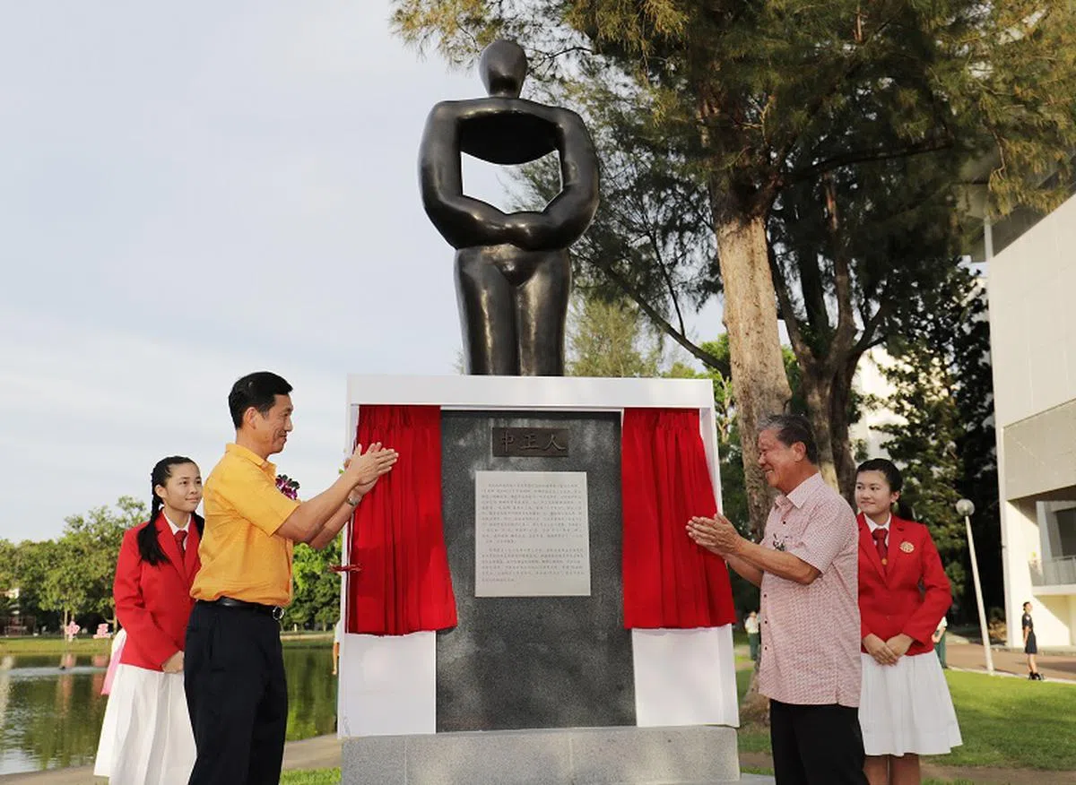  教育部长王乙康应邀担任中正中学千人宴的主宾，为“中正人”塑像主持揭碑仪式。（联合早报） 